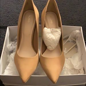 Nude pumps